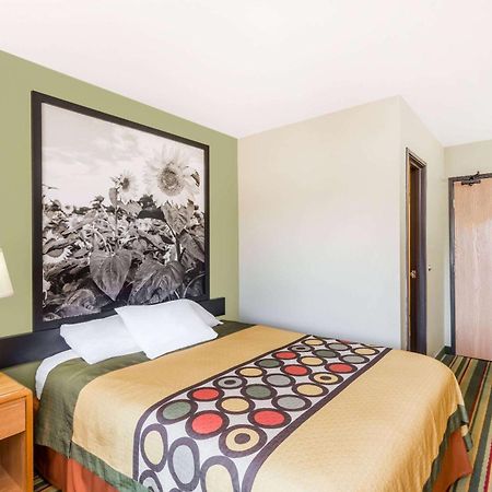 Super 8 By Wyndham Chanute Esterno foto