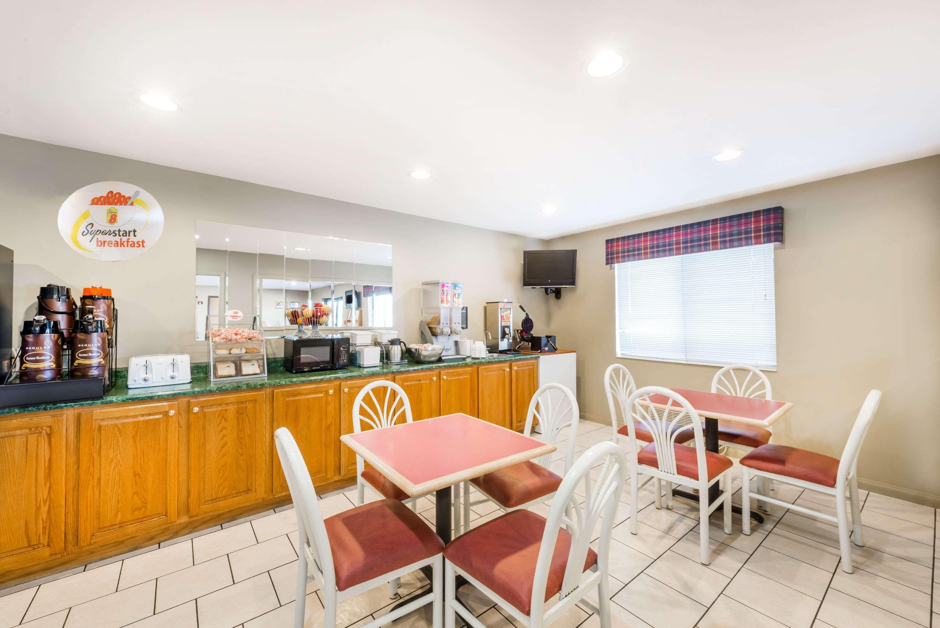 Super 8 By Wyndham Chanute Esterno foto