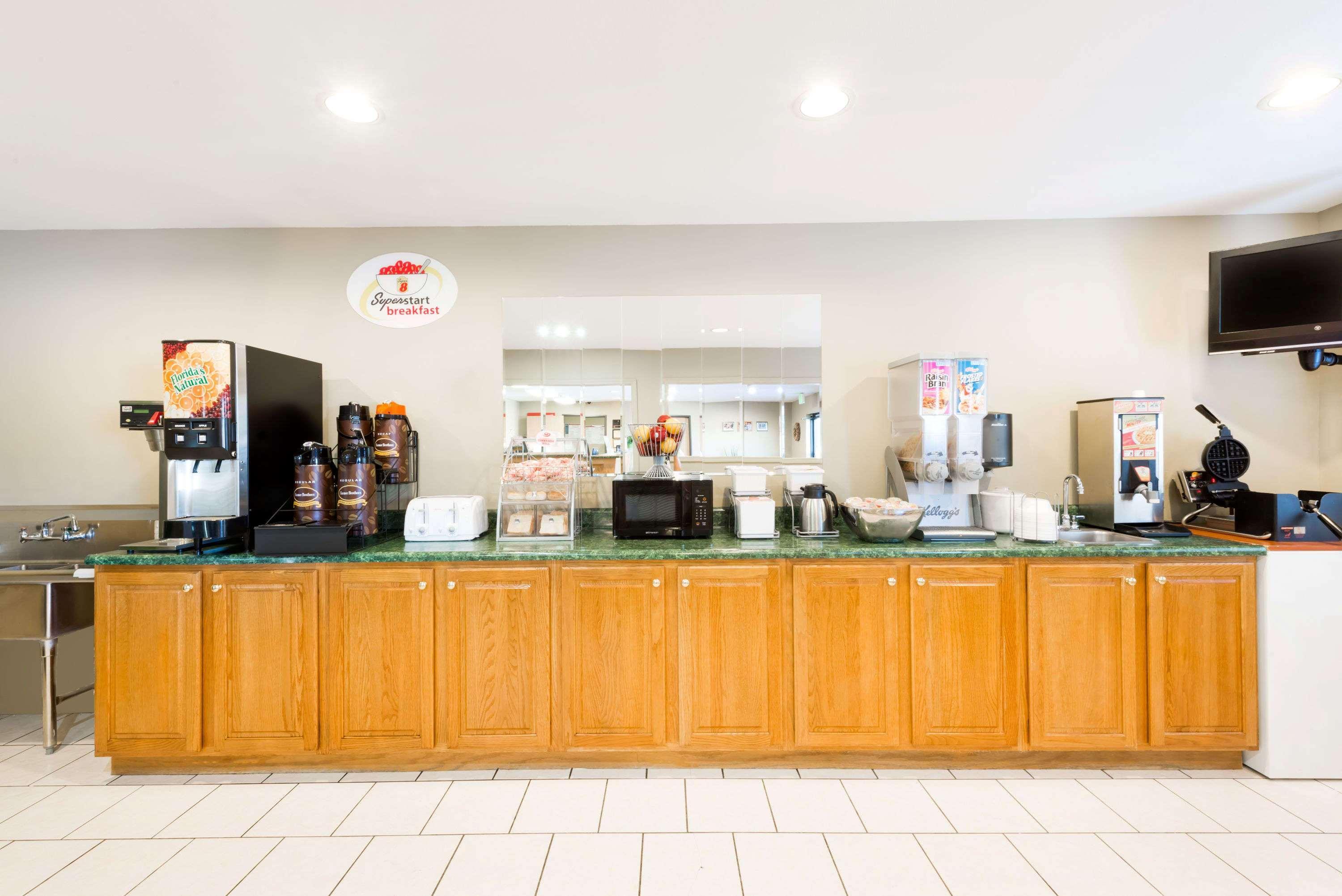 Super 8 By Wyndham Chanute Esterno foto