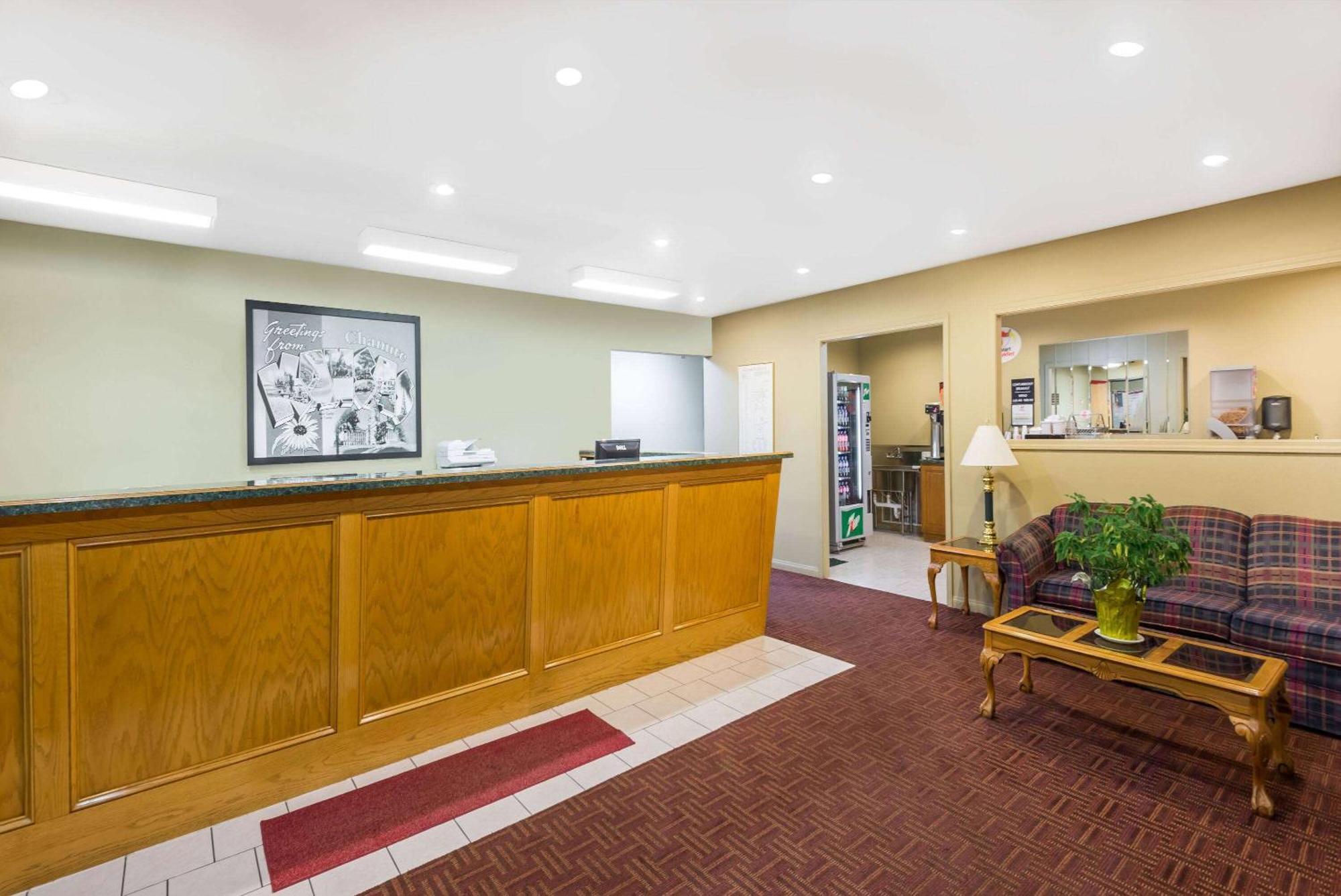 Super 8 By Wyndham Chanute Esterno foto
