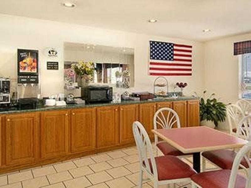 Super 8 By Wyndham Chanute Esterno foto